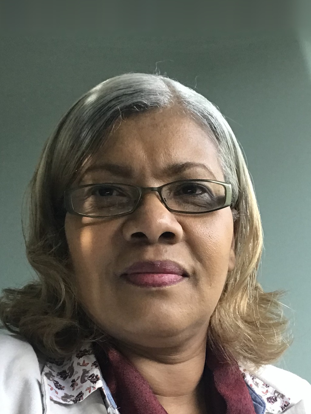 Portrait of Hélène Ndoye Diop, LCPC, bilingual English/French therapist practicing telehealth in Maryland.